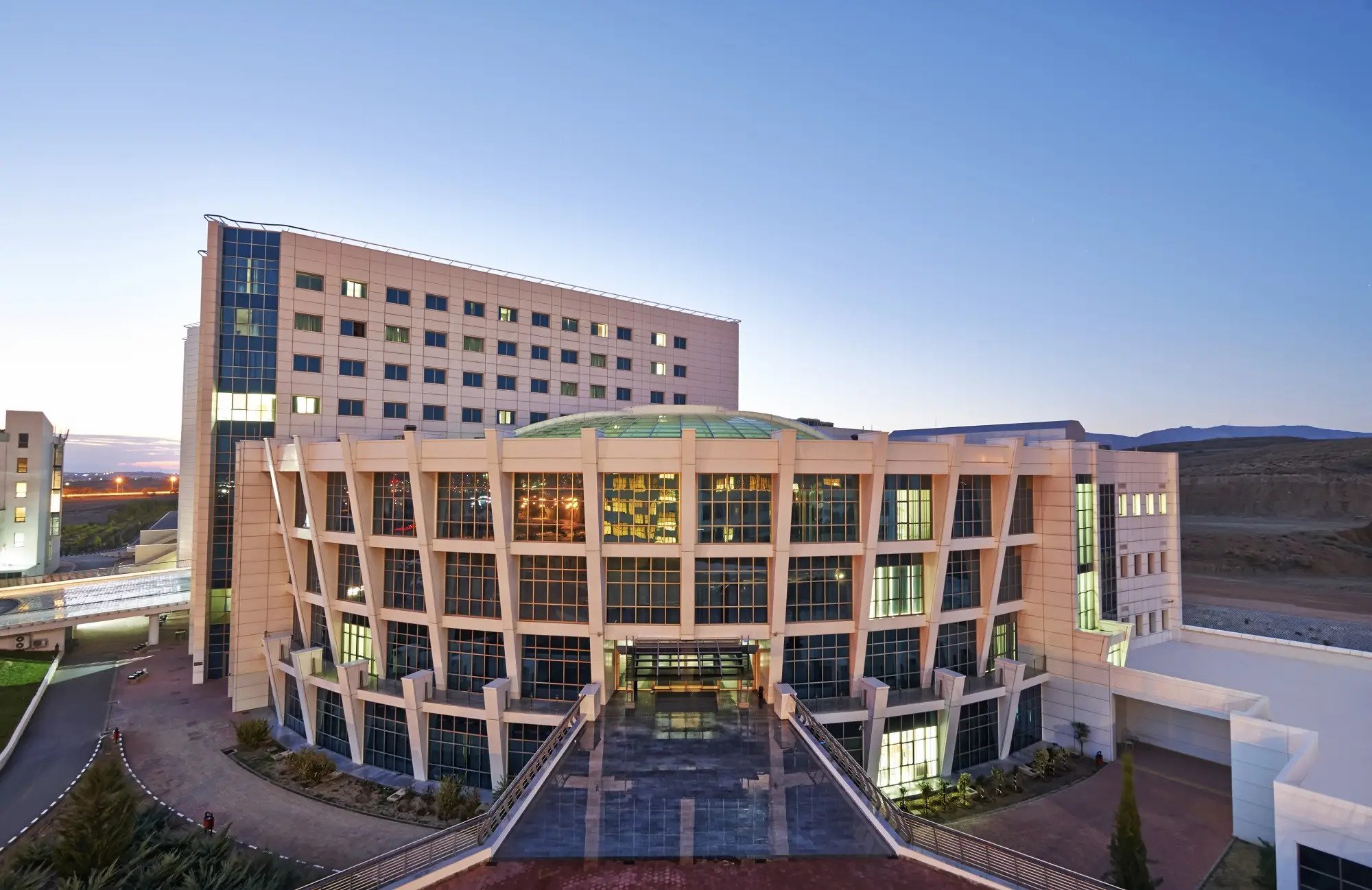 صورة مستشفى جامعة الشرق الأدنى | الأضخم والأقدم داخل قبرص التركية